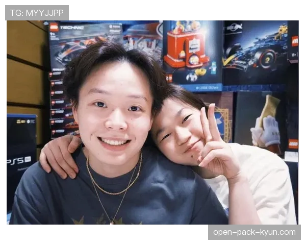 全红婵喝个奶茶都要被围观,这谁顶得住啊 全红婵喝个奶茶都要被围观,这谁顶得住啊