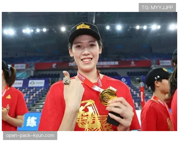 李盈莹赛场上拼到断指,休息时却像贵妇捧着咖啡聊八卦? 李盈莹赛场上拼到断指,休息时却像贵妇捧着咖啡聊八卦?